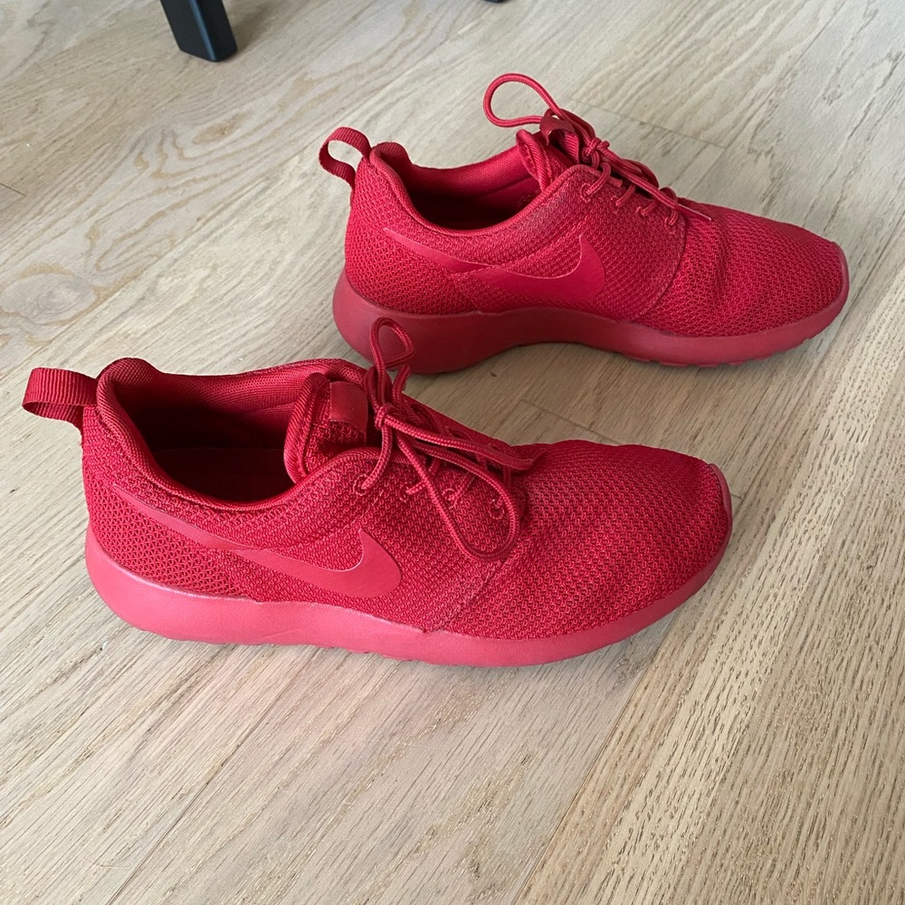 Nike Roshe Run Triple Red